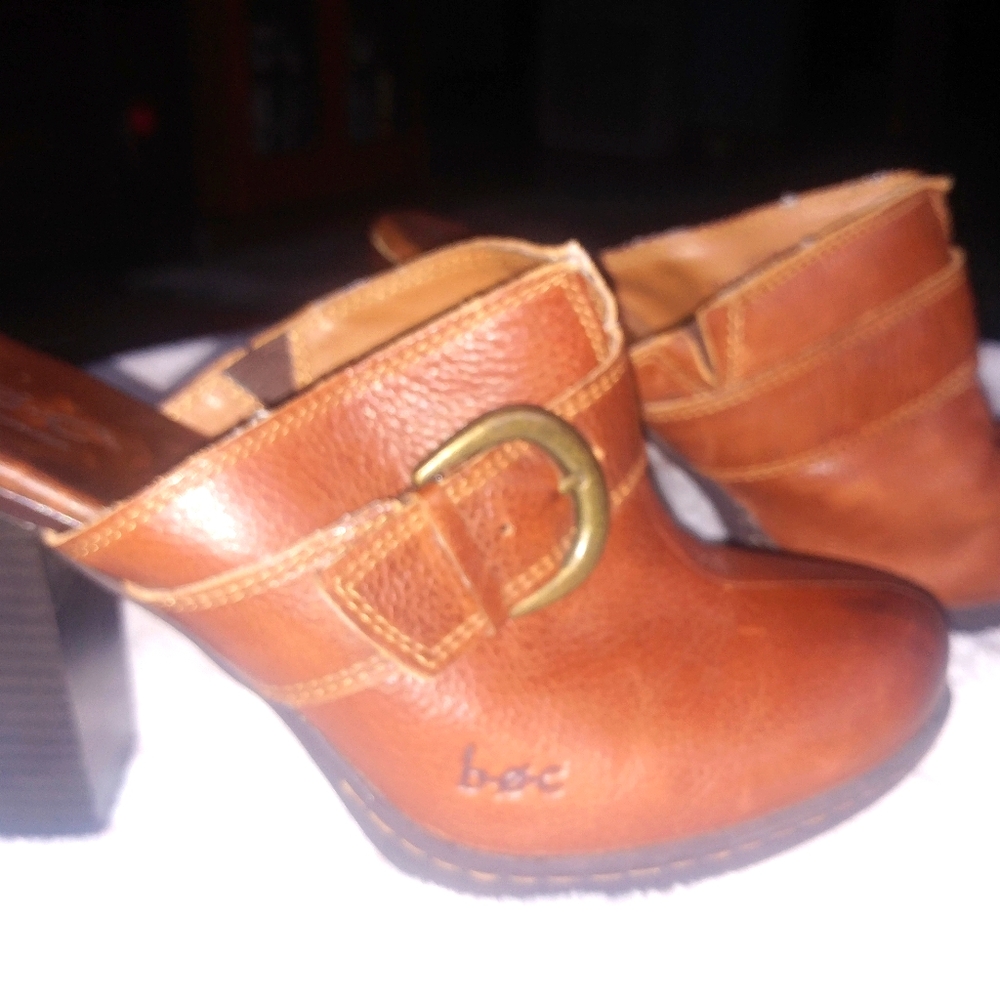 Genuine leather heeled shoes size 7
